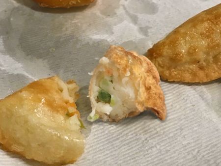 Bánh bao chiên của khách hàng được nhồi với khoai tây nghiền, đậu xanh và cà rốt thái hạt lựu.