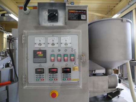 El panel de control de la línea de producción de envolturas de rollitos de primavera