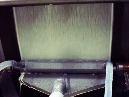 Em combinação com um sistema de refrigeração, o bico não ficará preso ao pulverizar a massa no tambor de cozimento.