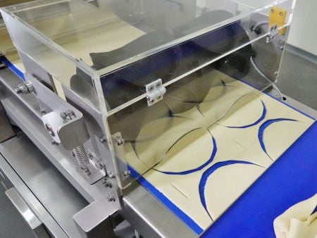 Máy cắt tự động khắc ra từng vỏ Empanada