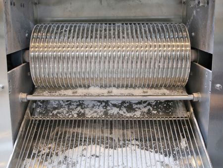 Las cuchillas de corte se pueden ajustar para cumplir con las especificaciones del producto del cliente
