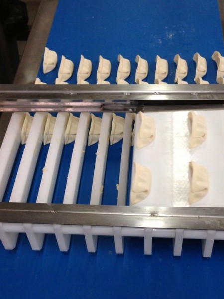 The division plates can arrange dumplings on the added conveyor neatly and uprightly.