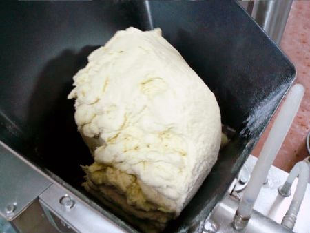 A tésztatartály egyszerre 3 kg vagy annál több tésztát képes feldolgozni