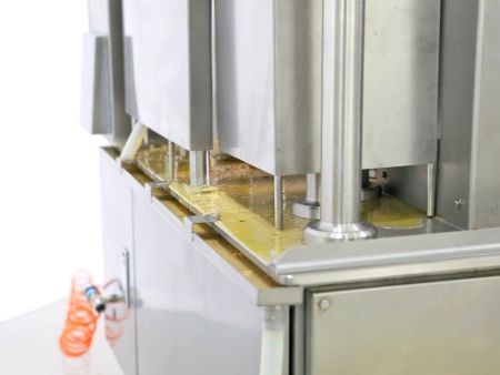Le système de remplissage est conçu avec un filtre pour éliminer l'excès d'humidité des ingrédients de la garniture