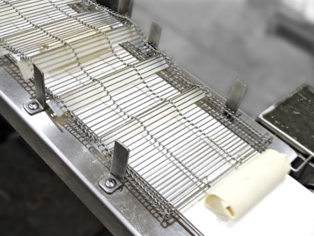 De eindproducten worden strakgetrokken met behulp van een roestvrijstalen draadgaas