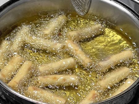 Сформираните пролетни рулца се пържат в дълбоко олио