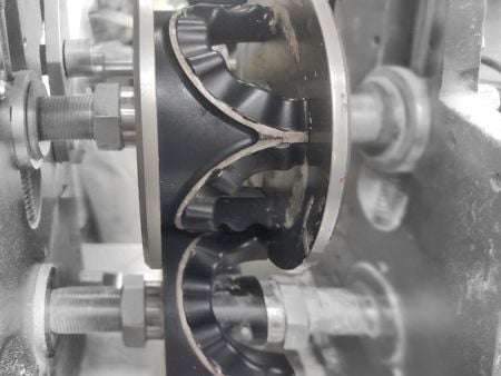 Nguyên nhân chính là lớp Teflon mà khách hàng đã phủ lên khuôn mẫu