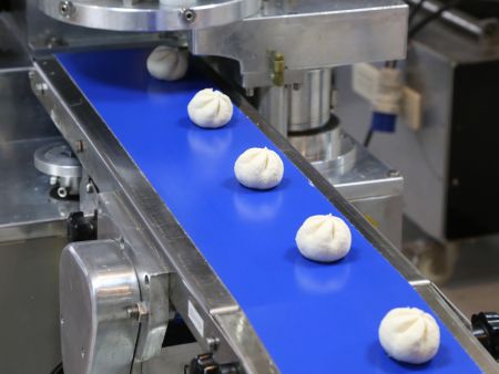 De geplooide vormen kunnen worden gebruikt om Bao en andere gevulde deegwaren te produceren