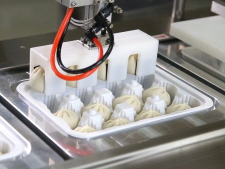 Cánh tay robot đặt Xiao Long Bao vào một hộp