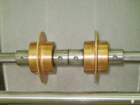 Il tagliapasta a rullo preme e segna due linee sulla sfoglia di pasta.