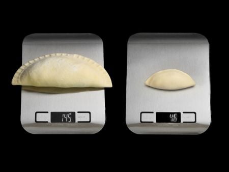 Các khuôn tạo hình tiêu chuẩn có thể tạo ra Empanadas từ 40g đến 150g mỗi chiếc.