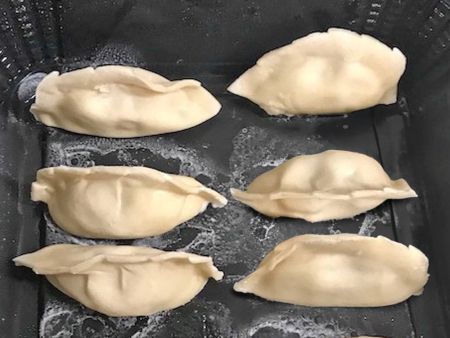 Món Bánh Nhân đã được hấp chín và đông lạnh, vỏ bánh vẫn còn nguyên vẹn