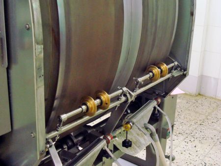 La temperatura delle ruote da forno è controllata da un microcomputer, regolando la temperatura con minime fluttuazioni.