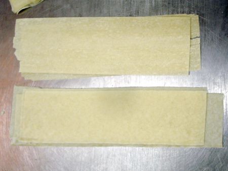 La largeur des enveloppes de samoussa répond aux spécifications du client
