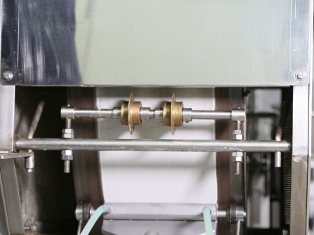 Indpakningerne kan deles jævnt i tre stykker med en rullekniv