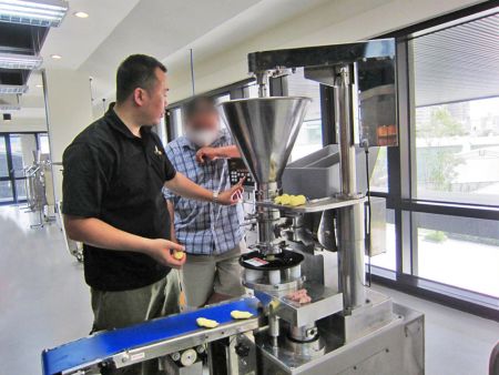 Klien ini terbang ke Kantor Pusat ANKO di Taiwan untuk menguji mesin di lokasi.