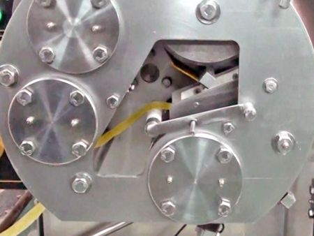 Tofu Skin skal laves til et langt bælte ved hjælp af en håndlavet proces