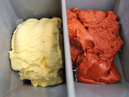 Two different doughs can be put into SD-97W’s dough hopper to make dual-color products
