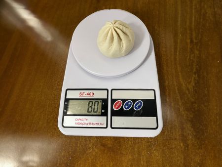 ซาลาเปาเนื้อที่ยังไม่สุกมีน้ำหนัก 80 กรัม ก่อนนึ่ง