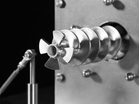 Unique auger with four leaves to ensure noodle consistent extruding speed