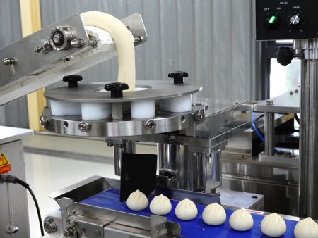 Sử dụng máy định hình EA-100KA để tạo hình Xiao Long Bao.