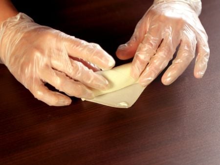 Gebruik een beetje bloempasta om de loempia's dicht te plakken