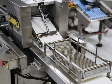 Gebruik van het roestvrijstalen net om de Spring Rolls op te rollen