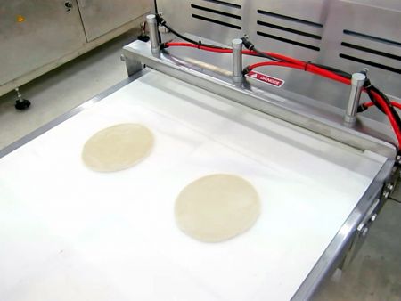 ANKO PP-2 használatával lapítsa el a tésztagolyókat