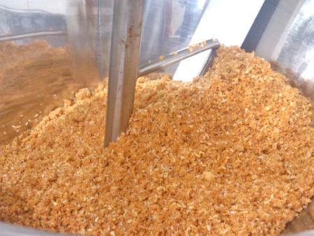 Usando o exclusivo parafuso de recheio da ANKO para extrair ingredientes em pó seco