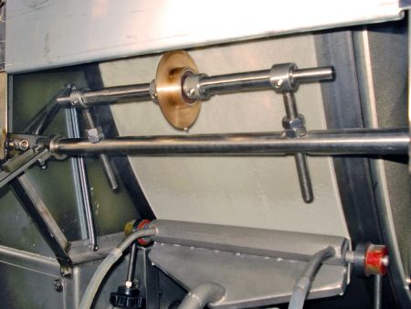 Brug af en rullekniv til at skære indpakningerne