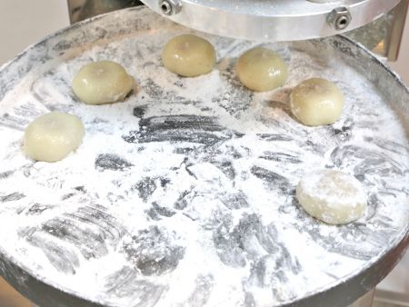 Käytetään tärkkelyksellä ripoteltua pyörivää lautasalustaa, jolla pidetään riisipallot