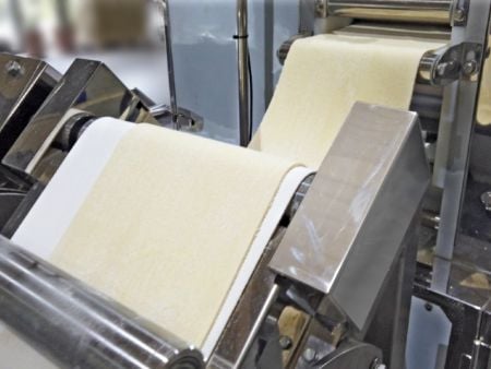 Met behulp van vier verschillende trommels worden wikkelsheets geproduceerd die 1 mm (0,04 inch) dik zijn