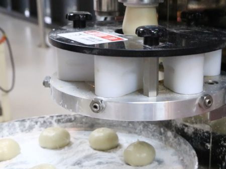Using shutter units to cut and form Glutinous Rice Balls