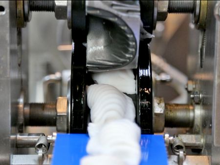 Gebruik speciale Har Gow-vormen om garnalen dumplings te maken