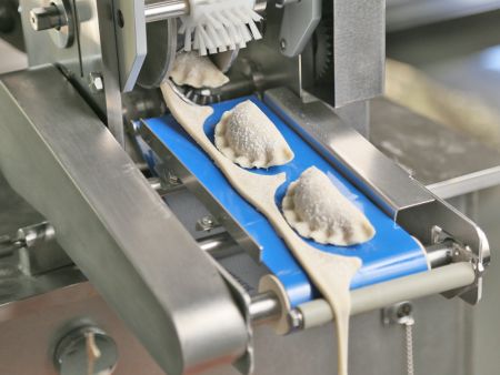 Використовуючи форми для автоматичного виробництва пірогів