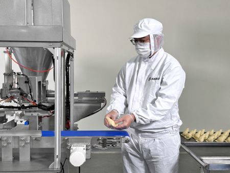 Maaari rin naming ayusin ang paghahatid ng mga nabuo na samosa sa prituhan gamit ang conveyor belt
