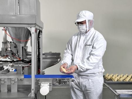 De asemenea, putem organiza transportul samoselor formate la friteuză prin bandă transportoare