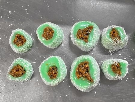 Ketika isian kacang terlalu keras, hasilnya adalah Mochi yang terbentuk tidak proporsional