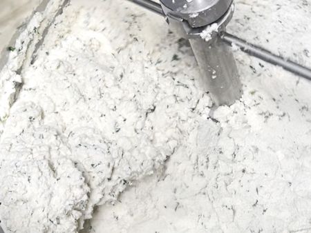 С напътствията на ANKO, сиреневата плънка в крайна сметка беше направена подходяща за производство с машината за пролетни рулца.