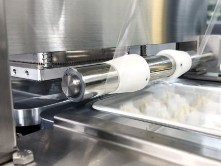 Xiao Long Bao được đóng hộp và niêm phong bằng màng bọc.