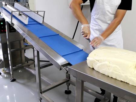 کارگران می‌توانند نان خمیر را روی میز کار آماده کنند