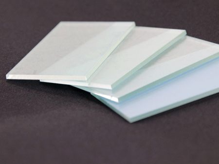 車両用のプラスチック光ガイドプレートのレーザーカット - Hortechは透明なプラスチック光学材料に対して冷却切断を使用しています