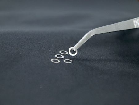 Cắt Laser Các Miếng Cách Nhiệt cho Ống Kính Quang Học - Sử dụng máy cắt laser siêu nhỏ lạnh để cắt tấm kim loại thành các miếng cách nhiệt