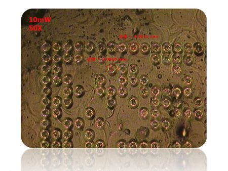 Micrograbado láser de precisión - Códigos QR de currículum de producción micrograbados en la lente del teléfono inteligente utilizados por micrograbado láser