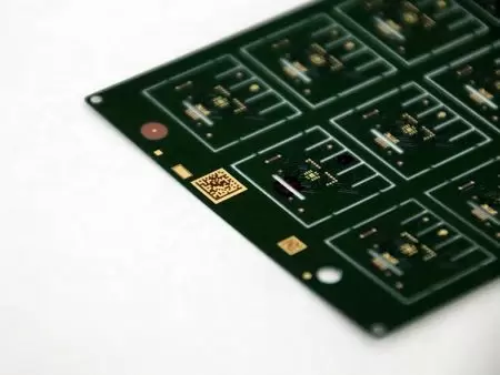 Altlıklardaki Lazer Mikro-Oyulmuş Barkodlar/QR Kodlar - IC altlıklarının üretim özeti olarak lazer mikro-oyulmuş QR kodları
