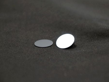 레이저 마이크로 커팅 작은 웨이퍼 - 전통적인 크기의 웨이퍼는 미니팹의 공정에 필요한 작은 조각으로 레이저로 잘라집니다.