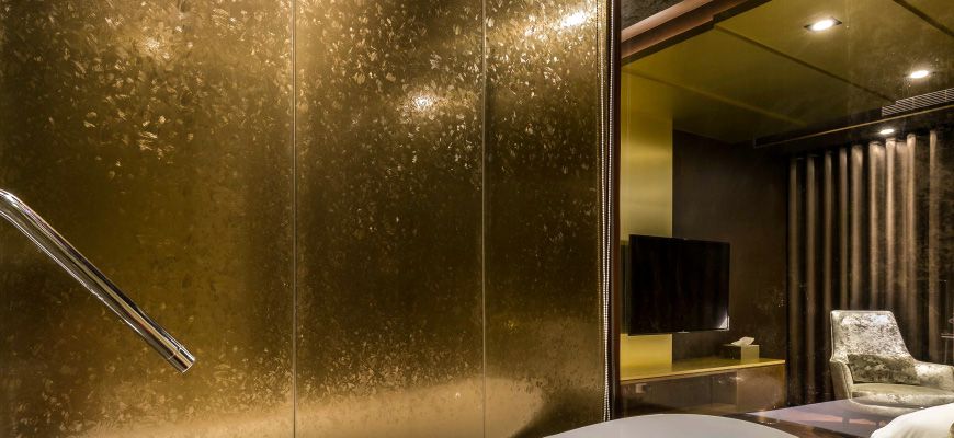 Được trang trí bằng các tấm thép không gỉ titan DSP, không gian nội thất chất lượng cao và đẹp.
