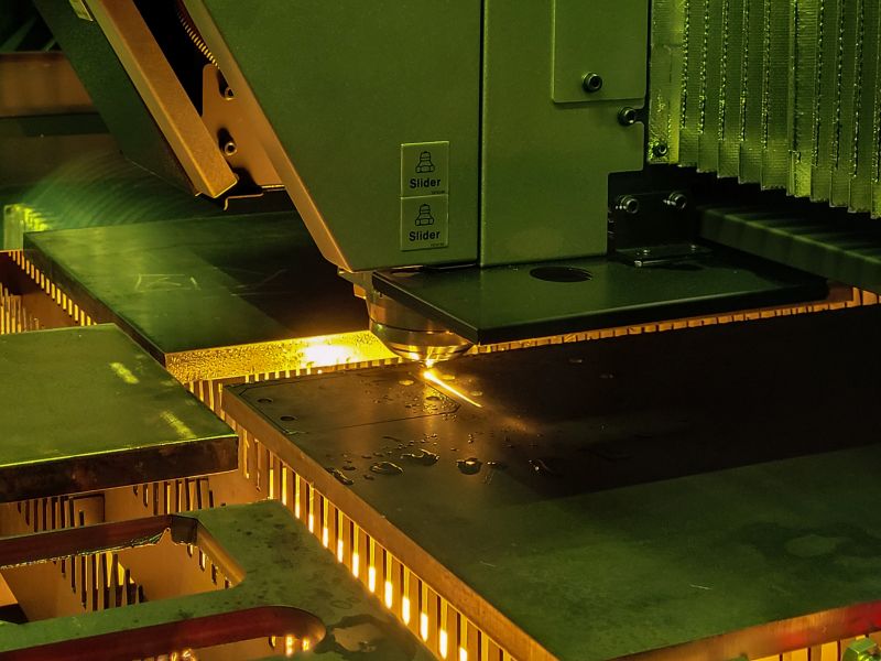 L'attrezzatura laser a fibra è in grado di tagliare perfettamente varie lamiere metalliche.