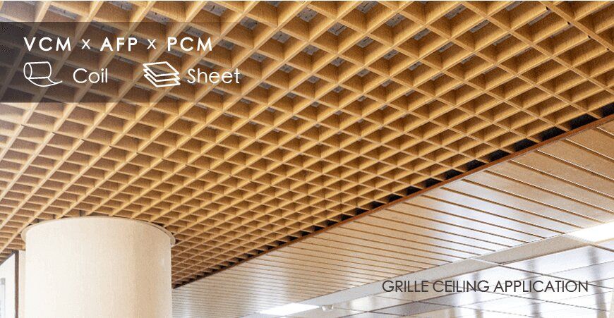Použití dřevěného vzoru na laminovaném kovovém panelu pro výrobu mřížového stropu vytváří speciální design a prostorový pocit průhlednosti.