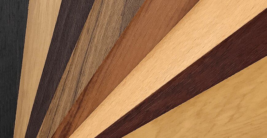 Seri logam laminasi film PVC dalam berbagai gaya motif kayu.